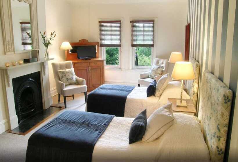 اتاق اکونومی با حمام مشترک, The Russell Boutique