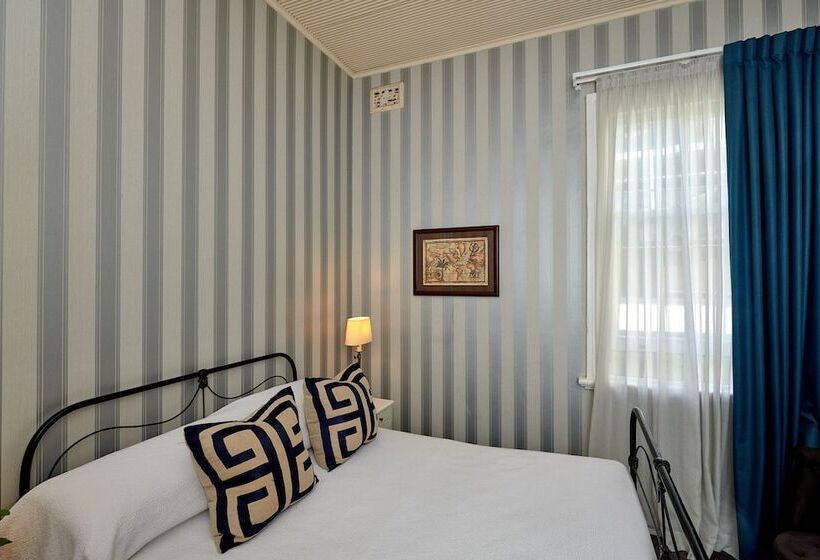 اتاق اکونومی با حمام مشترک, The Russell Boutique