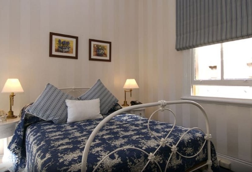 اتاق اکونومی با حمام مشترک, The Russell Boutique