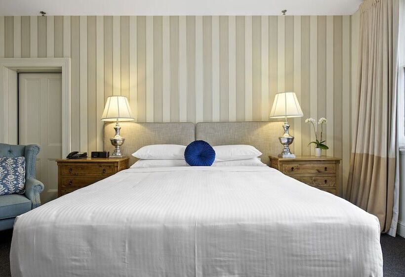 اتاق سوپریور با تخت بزرگ, The Russell Boutique