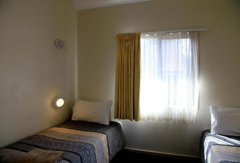 Апартаменты 2 Спальни, Travellers Motor Village