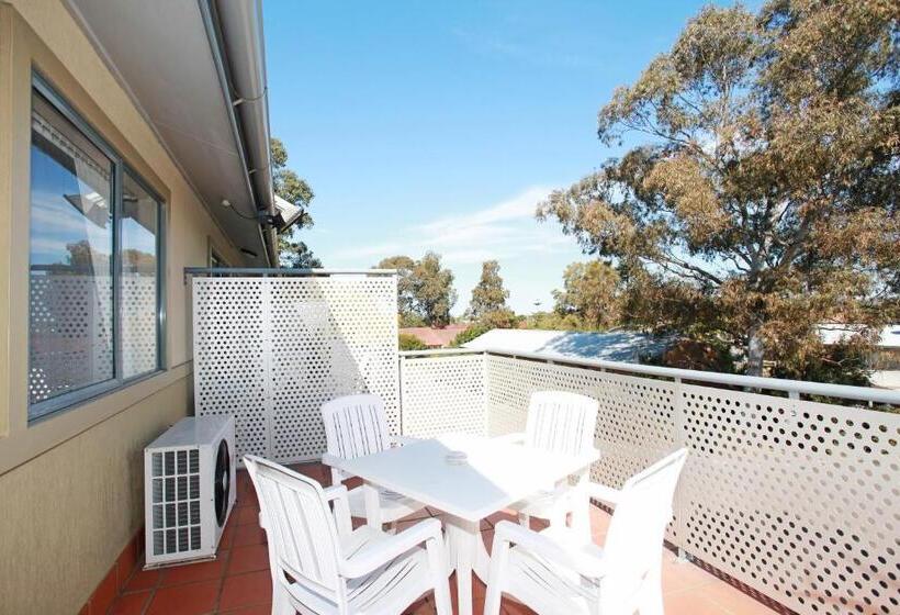 家庭工作室, Travellers Motor Village