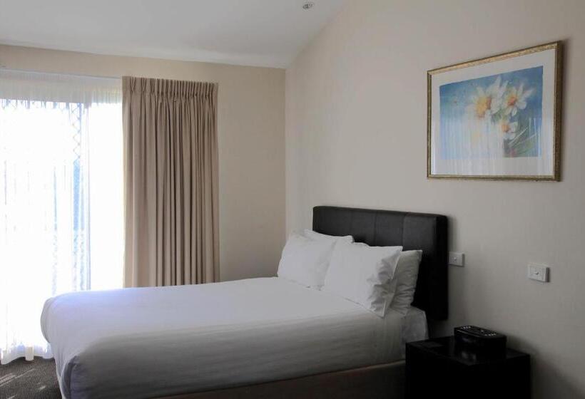 家庭工作室, Travellers Motor Village