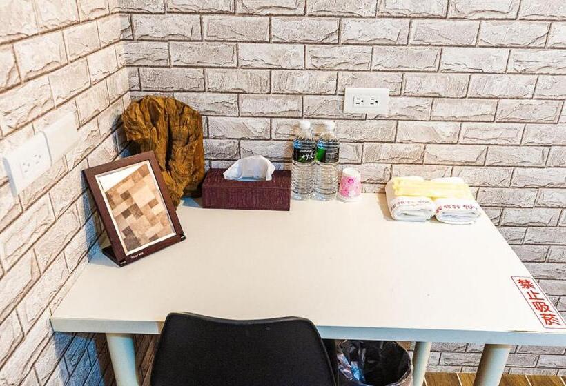 اتاق استاندارد با سرویس بهداشتی مشترک, Suao Backpackers