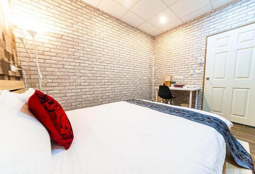 اتاق استاندارد با سرویس بهداشتی مشترک, Suao Backpackers