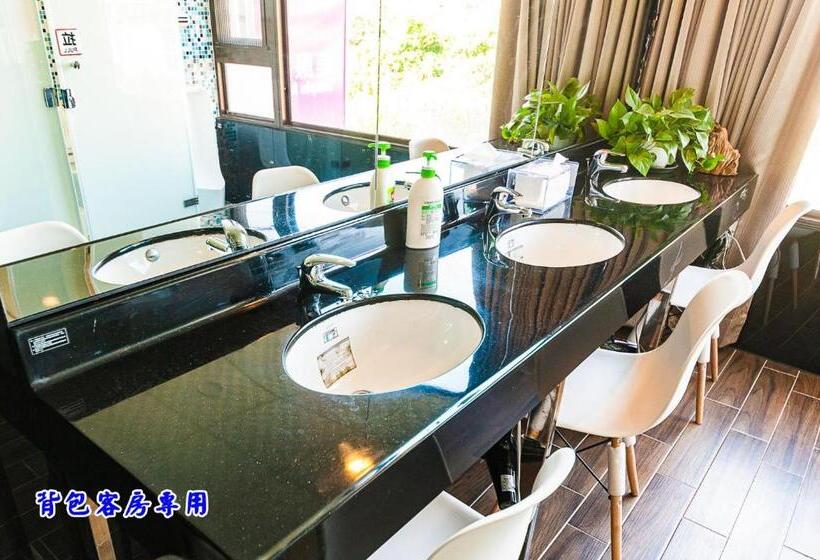 اتاق استاندارد با سرویس بهداشتی مشترک, Suao Backpackers