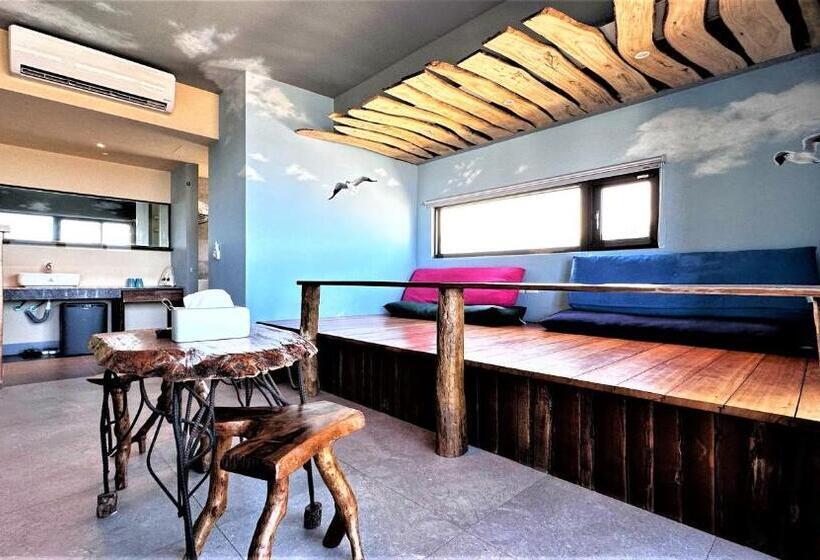 اتاق استاندارد چهار تخته با چشم‌انداز دریا, 墾丁興海灣民宿