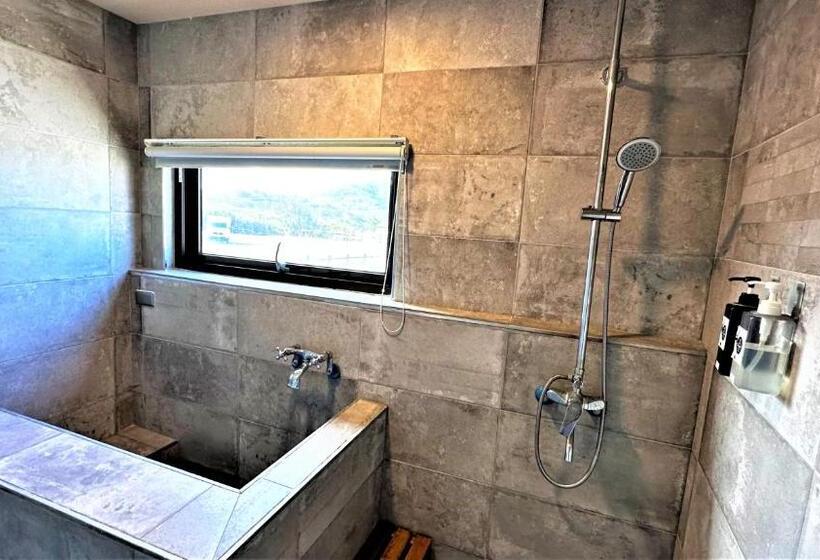 اتاق استاندارد چهار تخته با چشم‌انداز دریا, 墾丁興海灣民宿