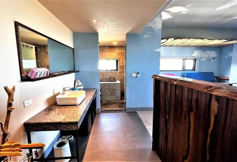 اتاق استاندارد چهار تخته با چشم‌انداز دریا, 墾丁興海灣民宿