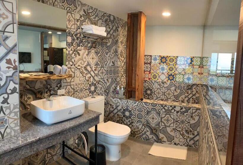 اتاق لوکس با بالکن و چشم‌انداز دریا, 墾丁興海灣民宿