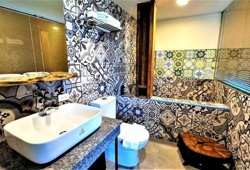 اتاق لوکس با بالکن و چشم‌انداز دریا, 墾丁興海灣民宿