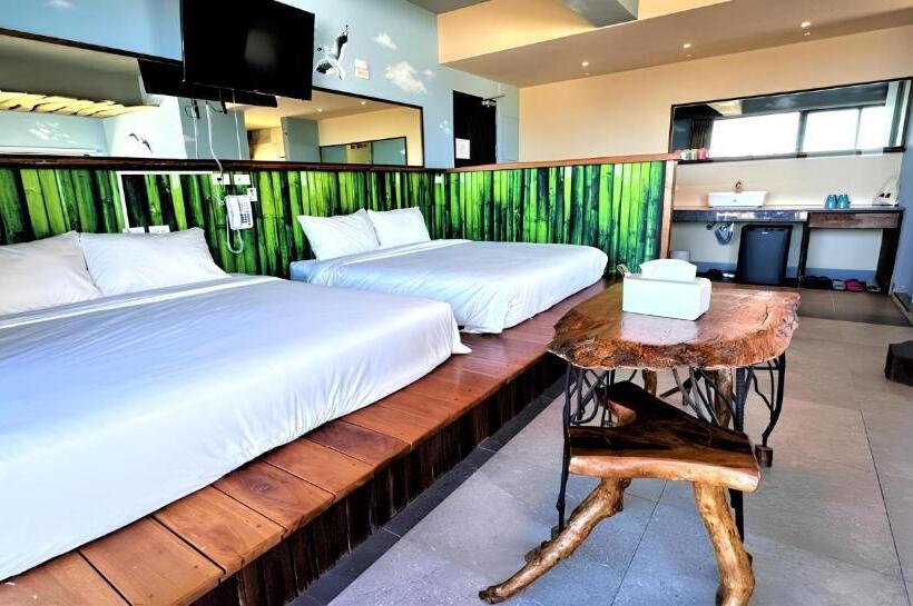 اتاق استاندارد چهار تخته با چشم‌انداز دریا, 墾丁興海灣民宿