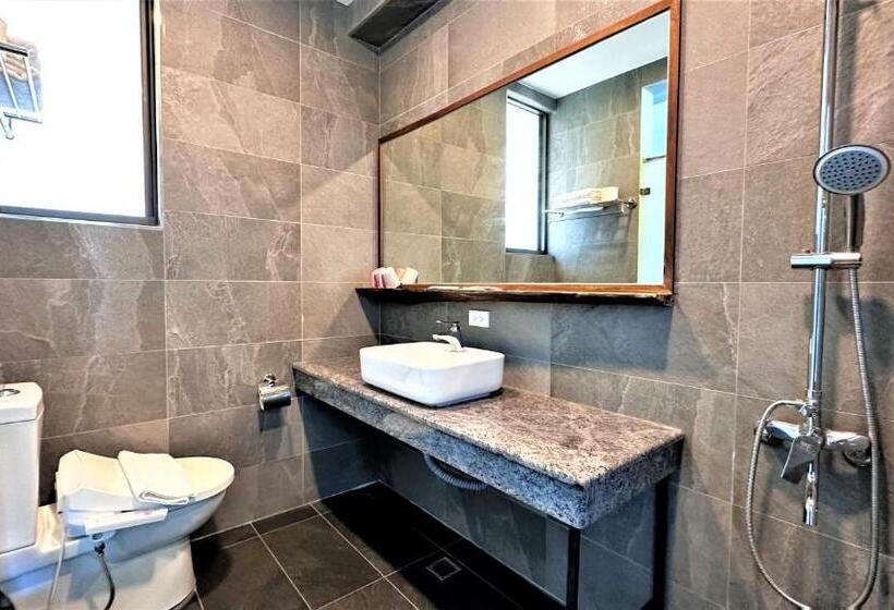 اتاق لوکس با بالکن و چشم‌انداز دریا, 墾丁興海灣民宿