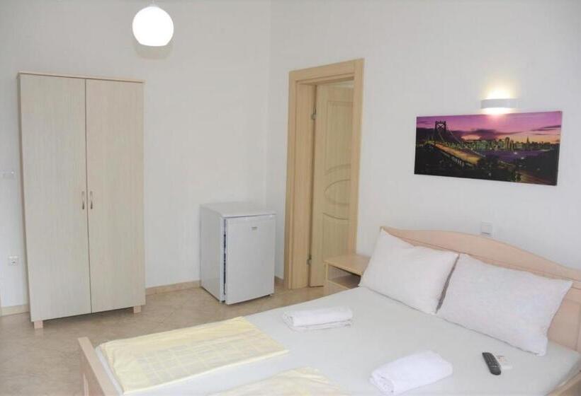 اتاق استاندارد چهارنفره با بالکن, Apartments Nuna