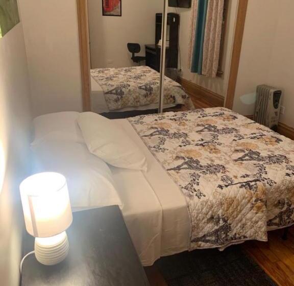 سوییت لوکس, Hollywood Rentals Llc