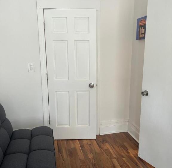 Студия Deluxe, Hollywood Rentals Llc