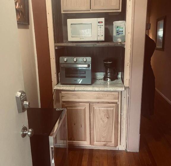 اتاق استاندارد با سرویس بهداشتی مشترک, Hollywood Rentals Llc