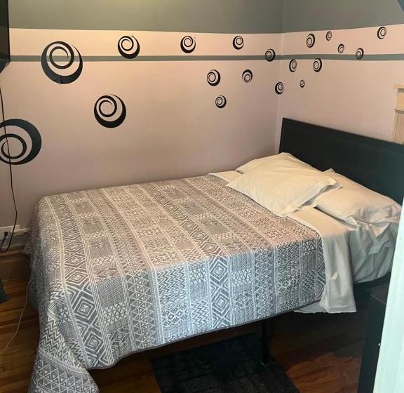 Студия Deluxe, Hollywood Rentals Llc