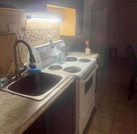 اتاق استاندارد, Hollywood Rentals Llc