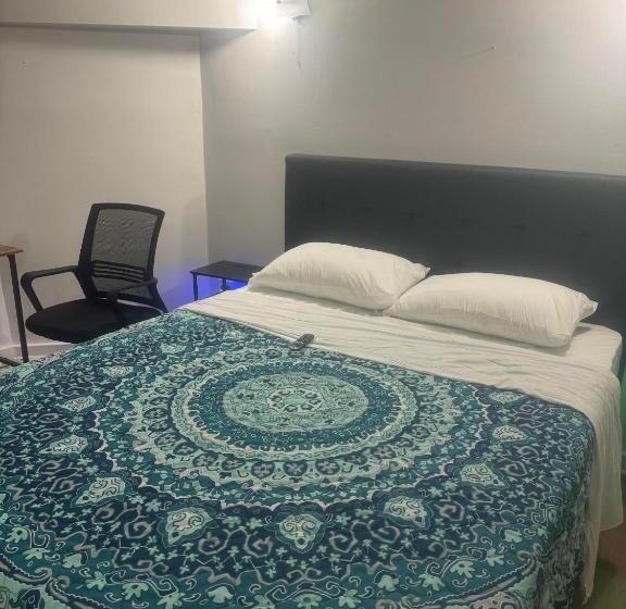 اتاق استاندارد, Hollywood Rentals Llc