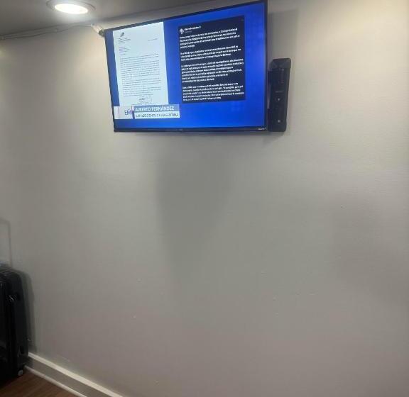 اتاق اکونومی, Hollywood Rentals Llc