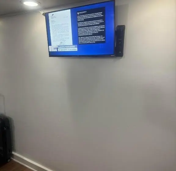 اتاق اکونومی, Hollywood Rentals Llc
