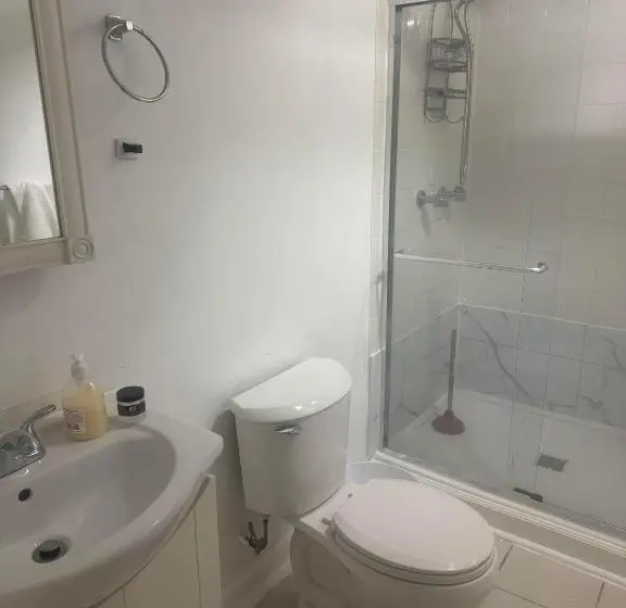اتاق اکونومی, Hollywood Rentals Llc