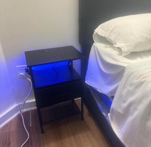 اتاق اکونومی, Hollywood Rentals Llc