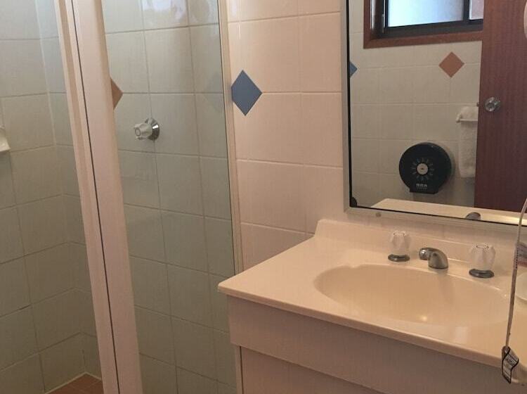 חדר משפחתי, Bridge View Motel