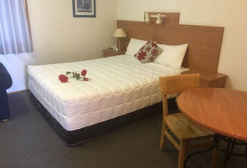 חדר משפחתי, Bridge View Motel