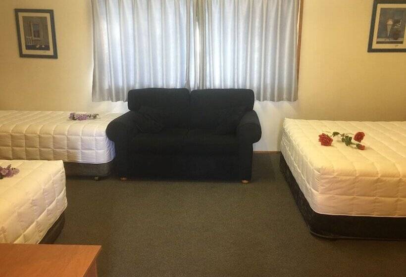 חדר משפחתי, Bridge View Motel