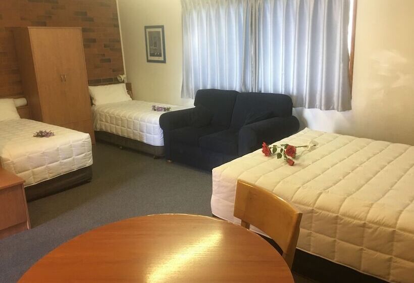 חדר משפחתי, Bridge View Motel