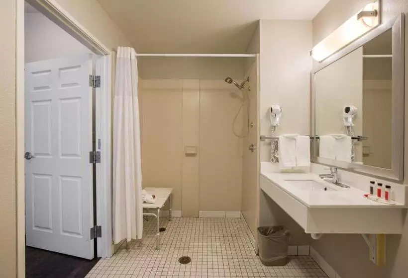 身障者適用キングサイズベッドルーム, Baymont By Wyndham Albuquerque Airport
