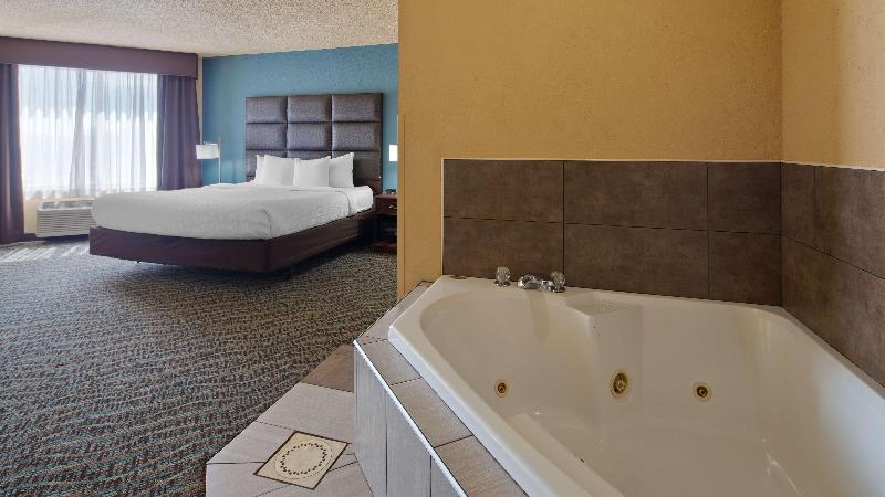 带大床的套房, Best Western Holiday Manor