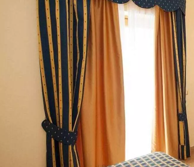 Economy Quadruple Room, La Vue D'or
