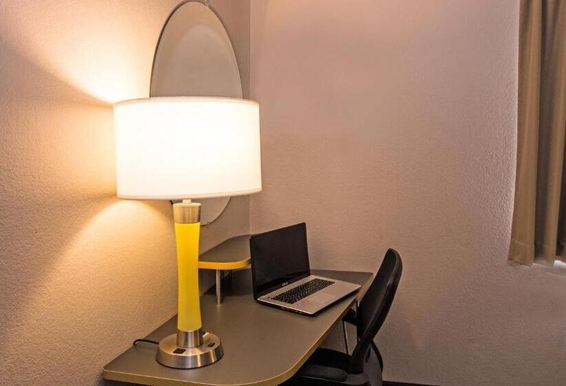 جناح, Super 8 By Wyndham Manistee