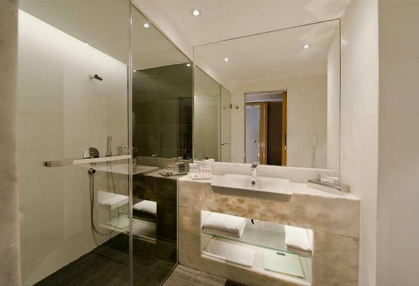 سوییت با چشم‌انداز دریا, Akra V