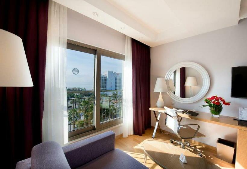 سوییت با چشم‌انداز دریا, Akra V