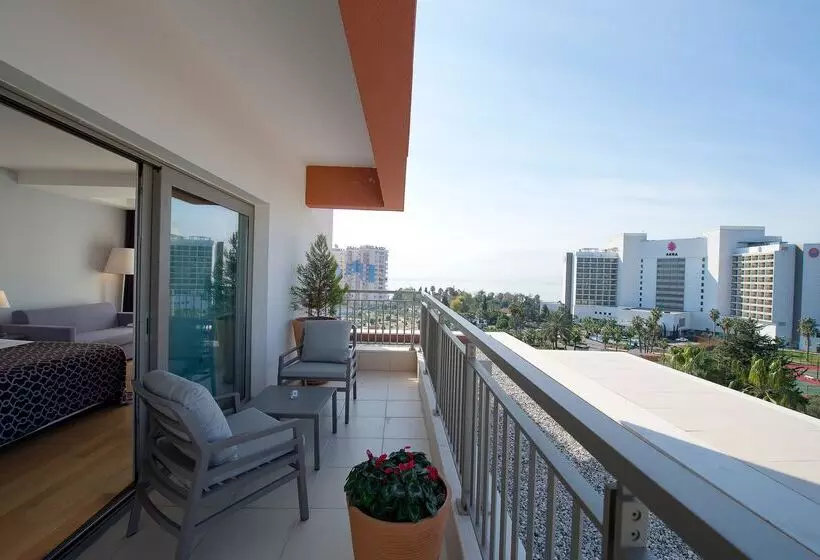 سوییت با چشمانداز دریا, Akra V