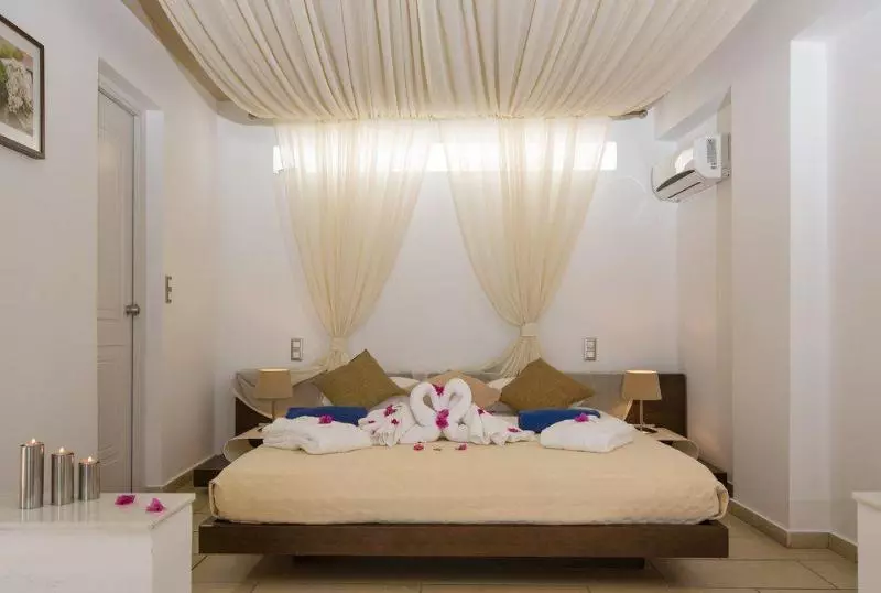 سوئیت جونیور با ماساژ آبی, Antinea Suites Hotel & Spa