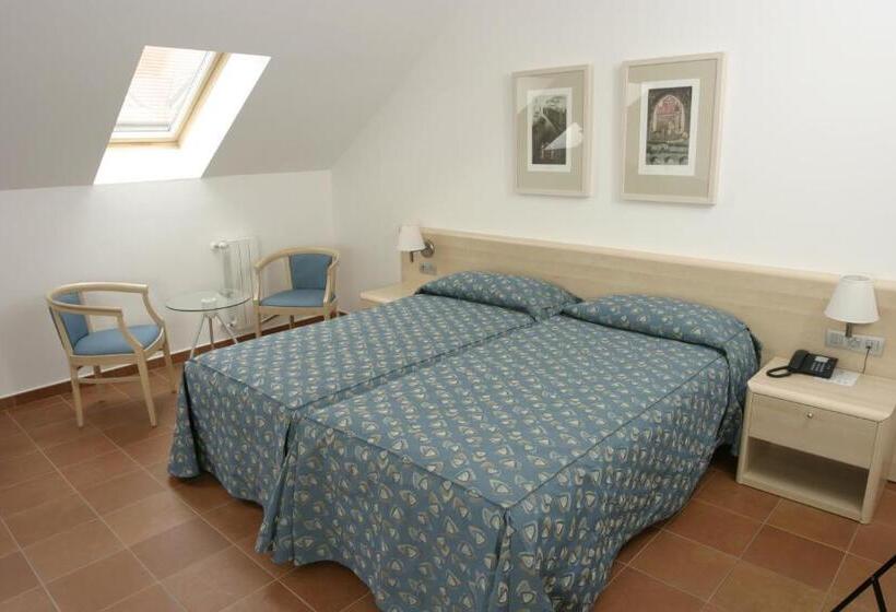 Quarto Estandar, Caesar Prague