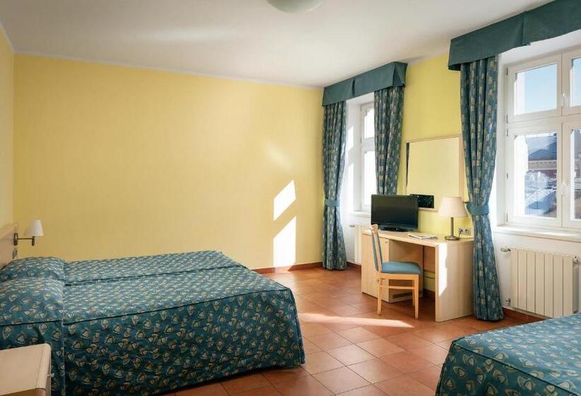 غرفة قياسية ثلاثية, Caesar Prague