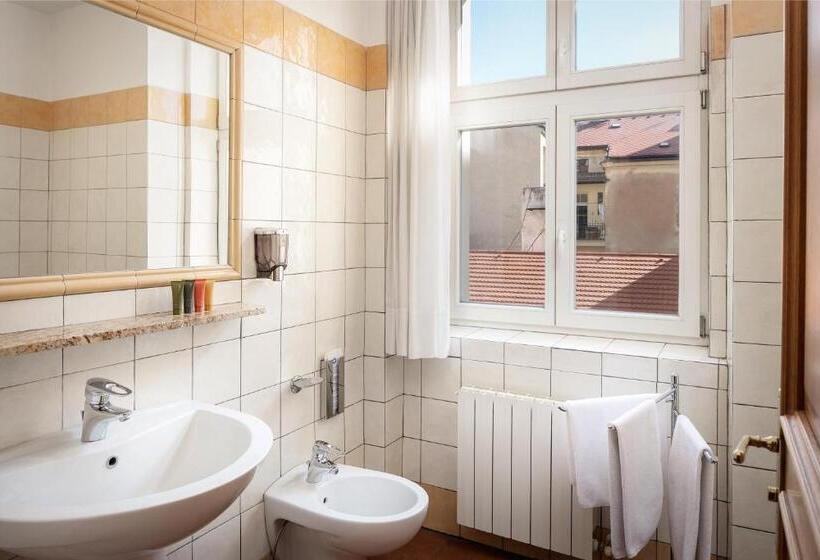 غرفة قياسية ثلاثية, Caesar Prague