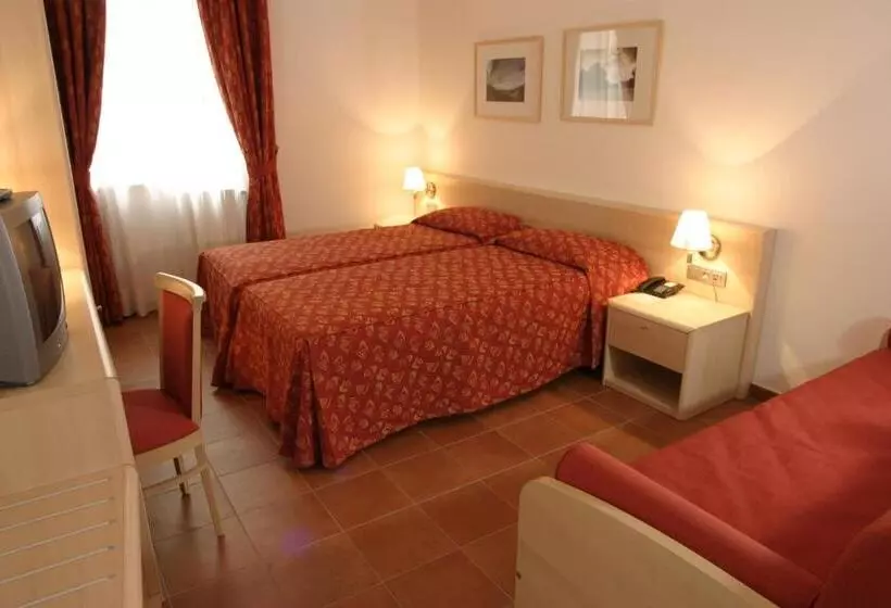 Quarto Estandar, Caesar Prague