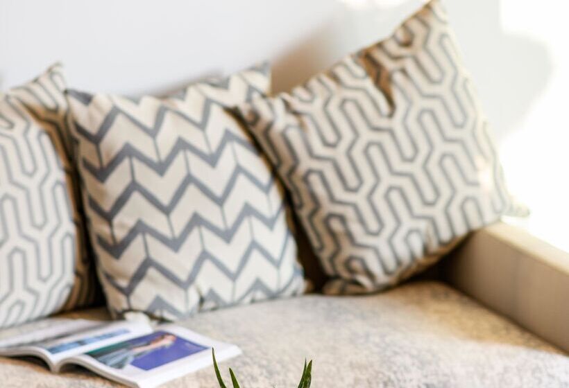 סוויטה נוף לבריכה, Philoxenia