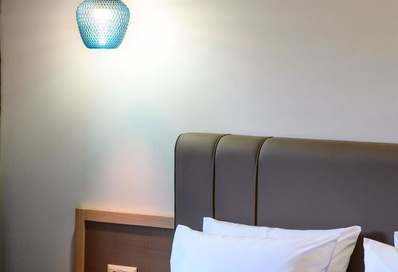 סוויטה נוף לבריכה, Philoxenia