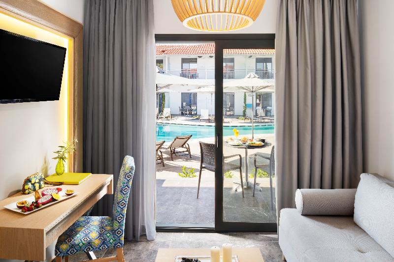 סוויטה נוף לבריכה, Philoxenia