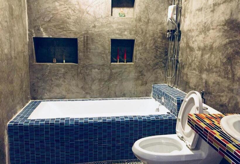 带大床的豪华间, The Sun Resort Ratchaburi