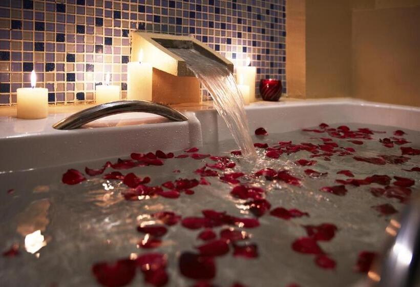 キングサイズベッドのデラックスルーム, The Sun Resort Ratchaburi