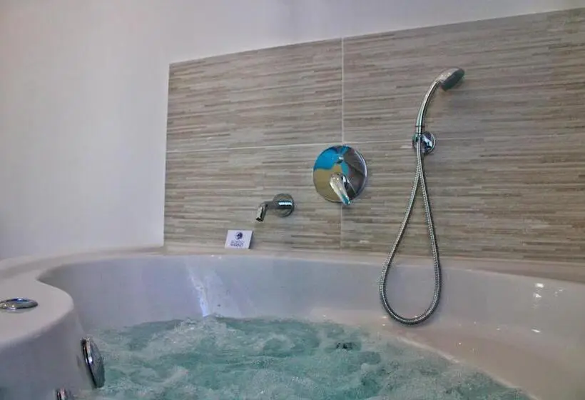 バスタブ付きスタンダードルーム, Borgo Marino Suite B&b